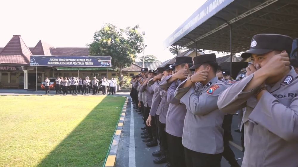 DIAJAK GEMBIRA: Anggota Polres Mojokerto Kota mengikuti sejumlah gerakan relaksasi usai apel pengarahan oleh tim Biro Psikologi SSDM Mabes Polri, kemarin.