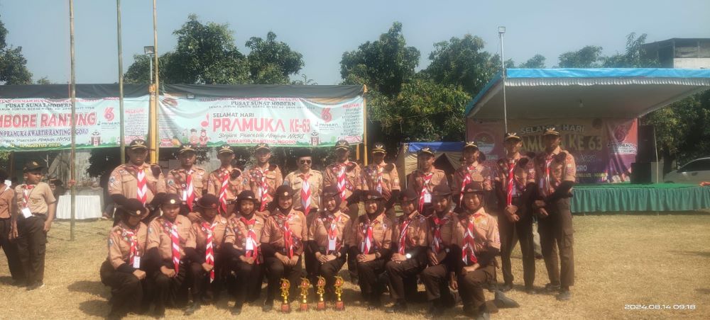SAPU BERSIH: Tim Pramuka Penggalang SMPN 1 Ngoro berhasil membawa pulang berbagai piala dalam Lomba Pramuka Penggalang tingkat SMP/MTs se-kecamatan, kemarin (14/8).
