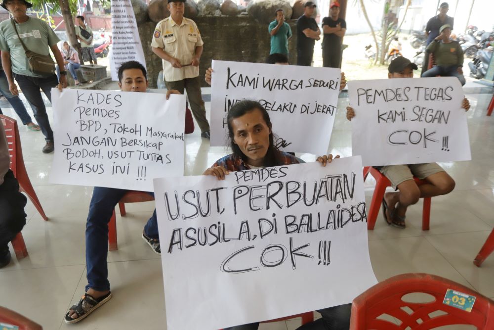 UNJUK RASA: Puluhan warga berunjuk rasa di balai Desa Seduri, Kecamatan Mojosari, Kabupaten Mojokerto kemarin.