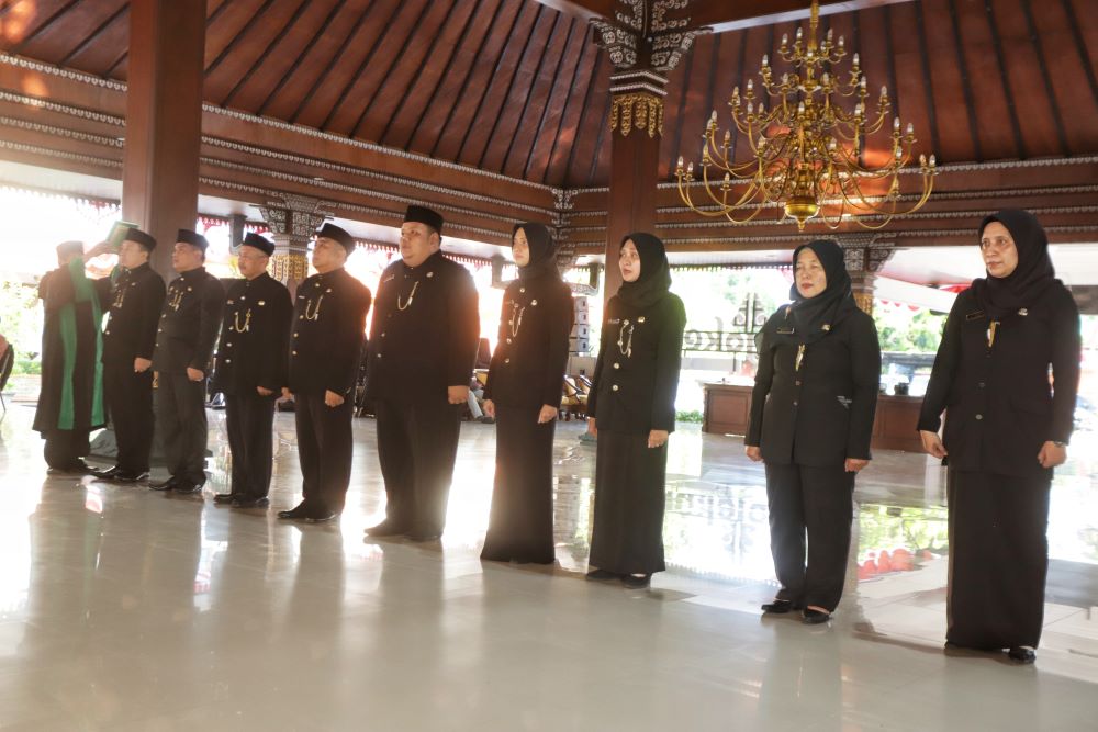 PENYEGARAN: Bupati Ikfina Fahmawati melantik dua kepala dinas hasil selter di Pendapa Graha Majatama Pemkab Mojokerto, Kamis (1/8) lalu.