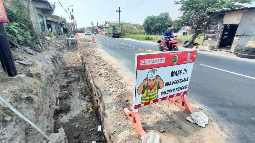 BERPROSES: Pengerjaan proyek drainase di Desa Brangkal, Kecamatan Sooko milik Dinas PUPR Kabupaten Mojokerto digeber