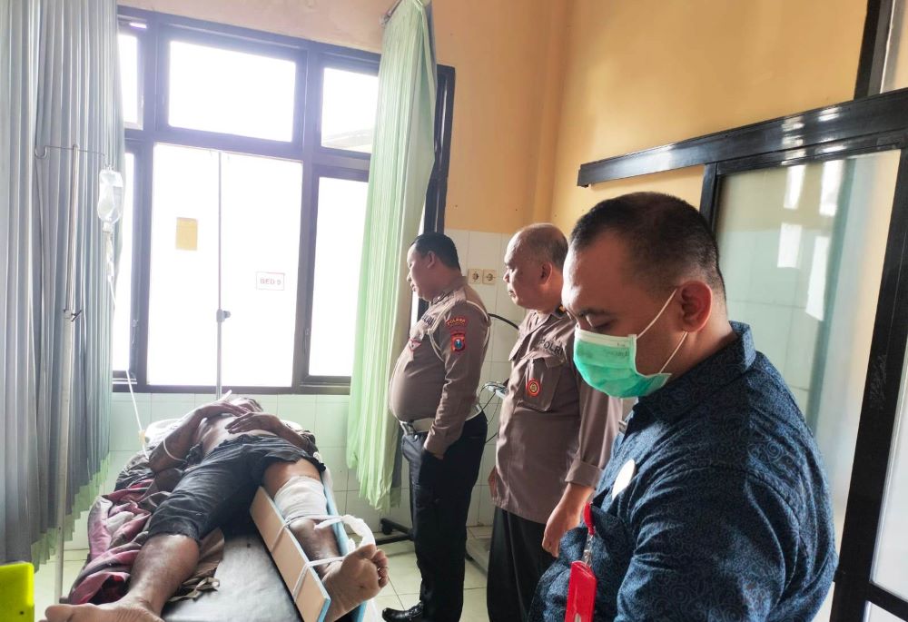 CELAKA: Sugik Kurniawan dilarikan ke RS Bhayangkara Pusdik Brimob Watukosek akibat mengalami kecelakaan di Jalan Raya Desa Kembangsri, Kecamatan Ngoro, kemarin (15/8).