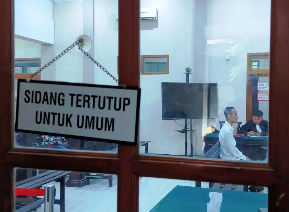 PESAKITAN: Abdul Khamim dituntut JPU dengan hukuman penjara selama 4,5 tahun karena dinilai tega menjual istrinya lewat media sosial.