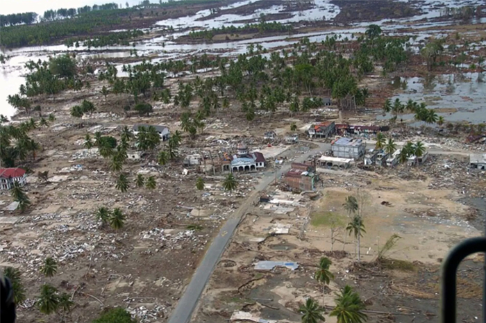 Gempa Aceh 2004 jadi bencana mematikan pada abad 21. Apakah megathrust lebih mematikan? Sumber: Jawa Pos (US Navy/Philip A)