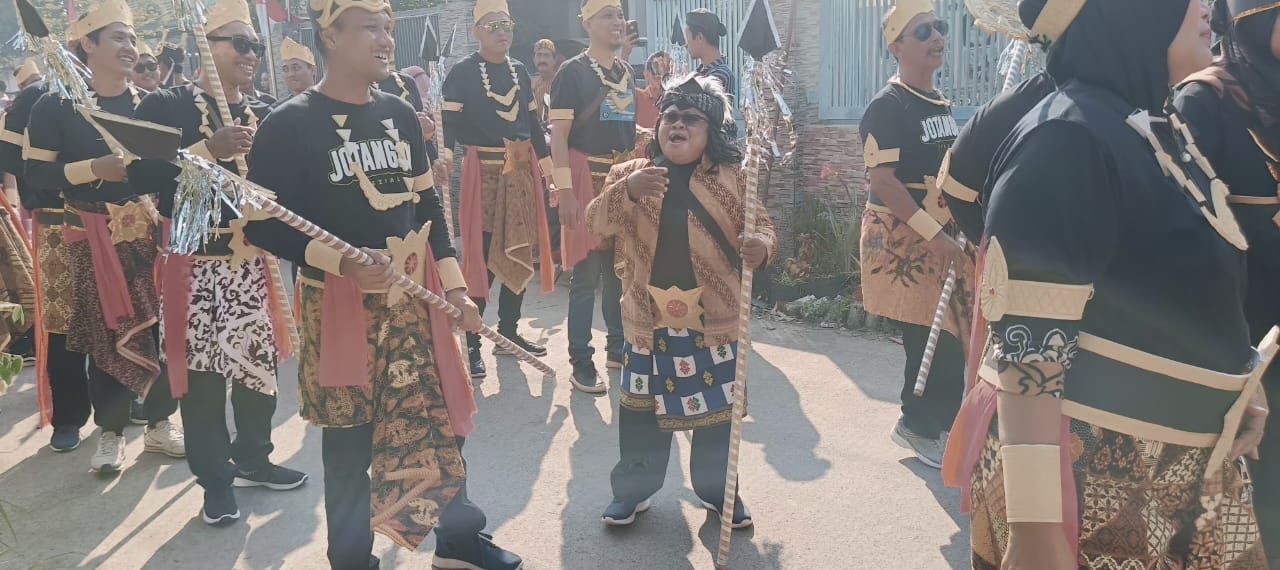 KREATIF: Peserta Karnaval Agustusan Dusun /Desa Jotangan, Kecamatan Mojosari, Kabupaten Mojokerto tampil dengan kreasinya, Minggu (18/8).