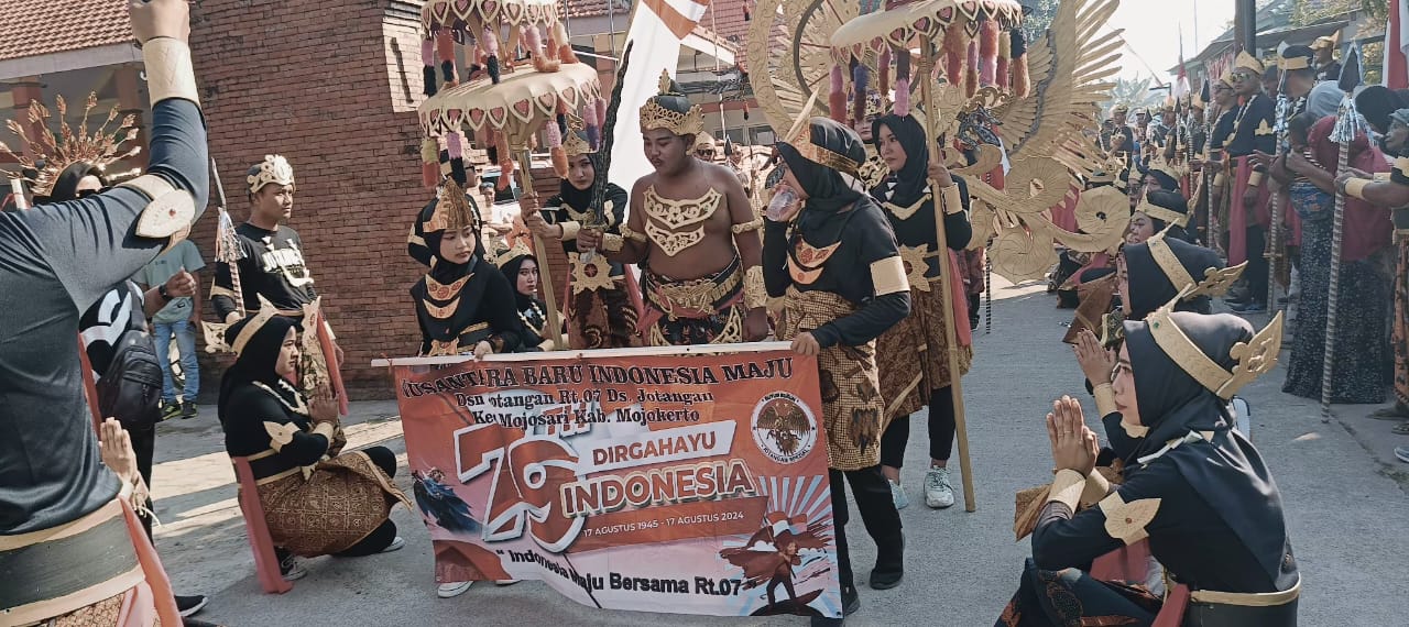 KREATIF: Peserta Karnaval Agustusan Dusun /Desa Jotangan, Kecamatan Mojosari, Kabupaten Mojokerto tampil dengan kreasinya, Minggu (18/8).