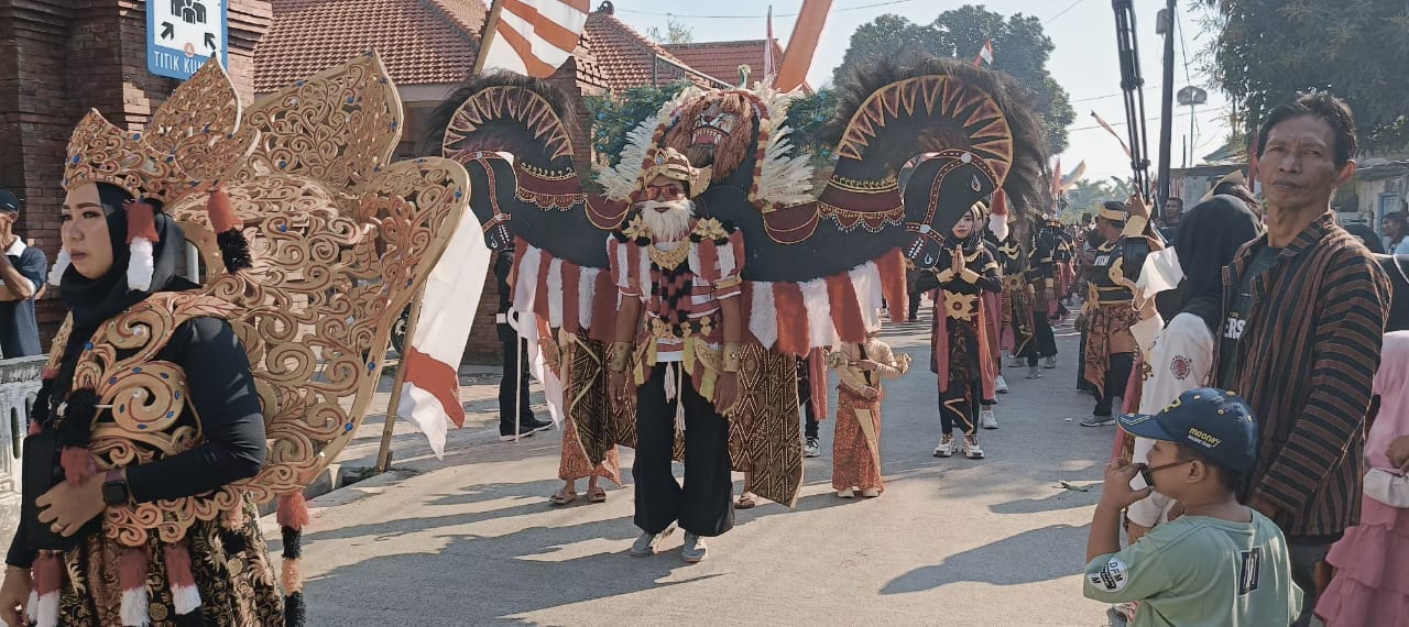 UNIK: Peserta Karnaval Agustusan Dusun /Desa Jotangan, Kecamatan Mojosari, Kabupaten Mojokerto tampil dengan kreasinya, Minggu (18/8).