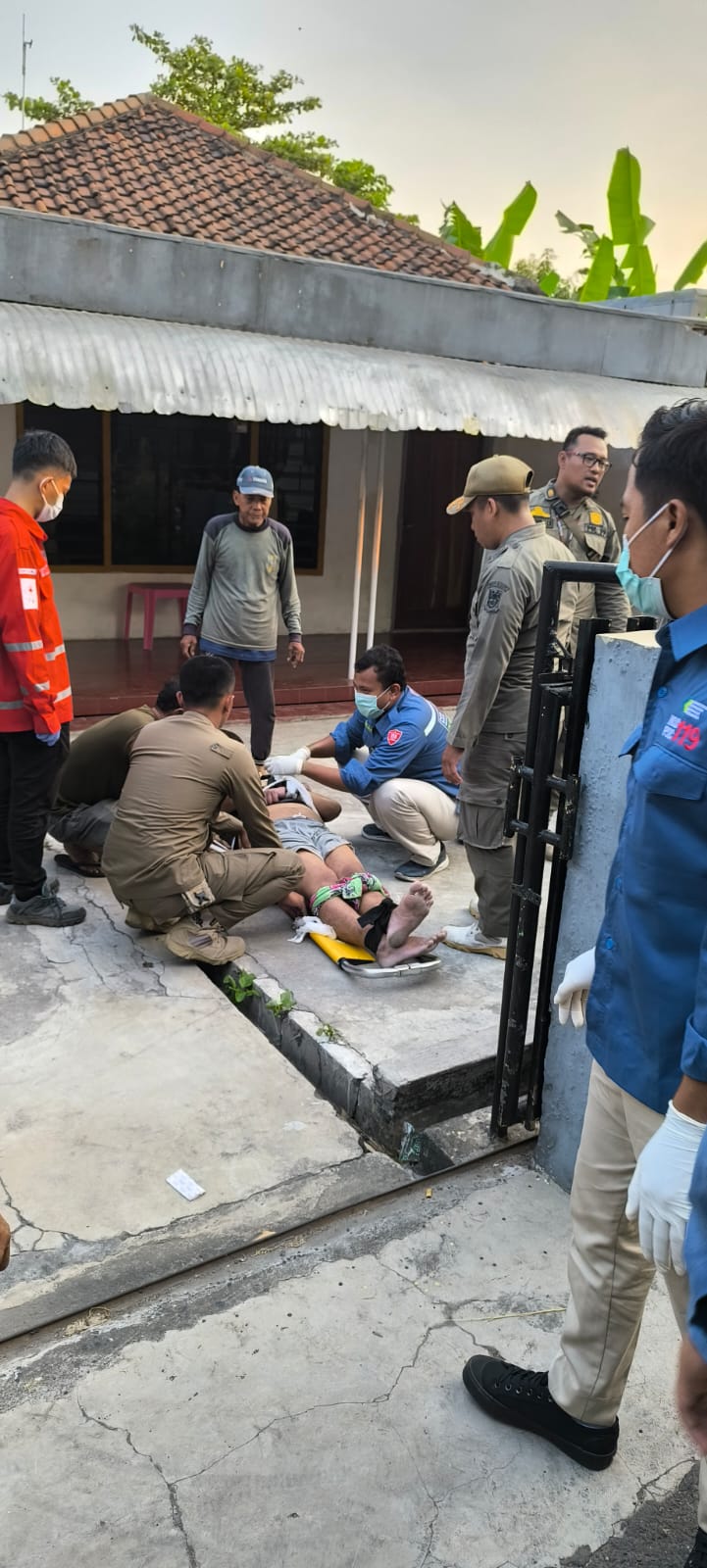 DIEVAKUASI: Petugas PMI, PSC, dan Satpol PP Kota Mojokerto tengah menangani pria ODGJ yang mengamuk di di rumahnya di Jalan Wates Gang IV, Kelurahan Wates, Kecamatan Magersari, Minggu (18/8) petang.