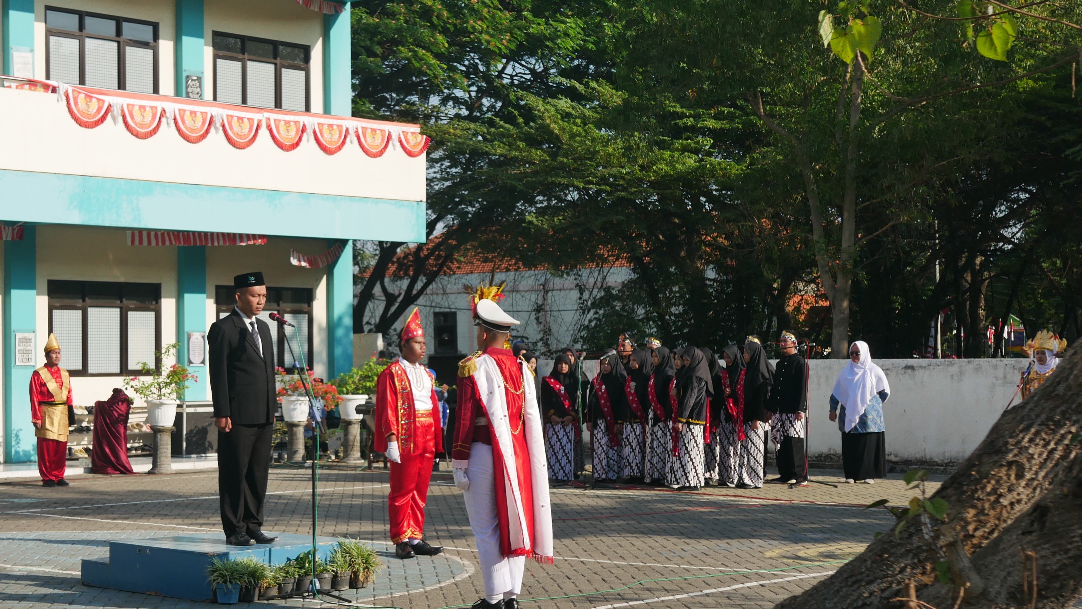 KHIDMAT: Suasana upacara peringatan HUT ke-79 RI yang diikuti civitas akademika SIT Permata di lapangan MA Permata, Sabtu (17/8).