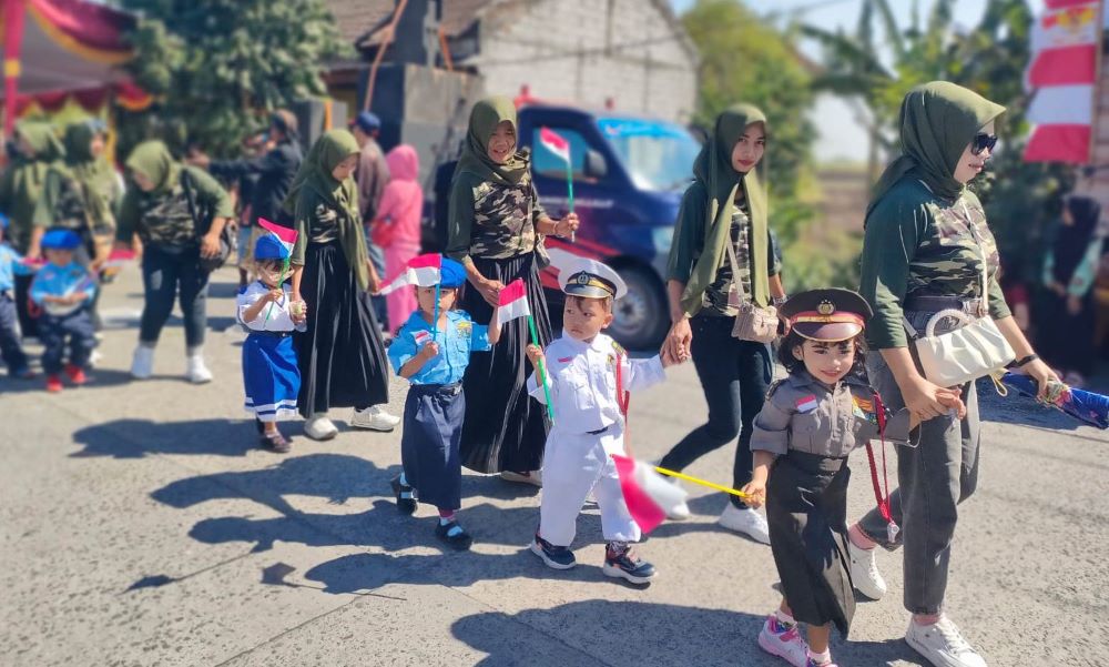 PENUH SEMANGAT: Peserta karnaval KB-TK An-Nur Ridlotillah asal Dusun Kedungpalang, Desa Lakardowo memakai pakaian ala polisi, dokter hingga TNI, kemarin (18/8).