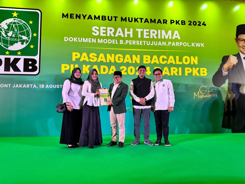 OPTIMISTIS: Ketua Umum DPP PKB Muhaimin Iskandar serahkan dokumen model B Persetujuan Parpol KWK kepada pasangan Ikfina-Sa&rsquo;dulloh di Jakarta, Minggu (18/8)