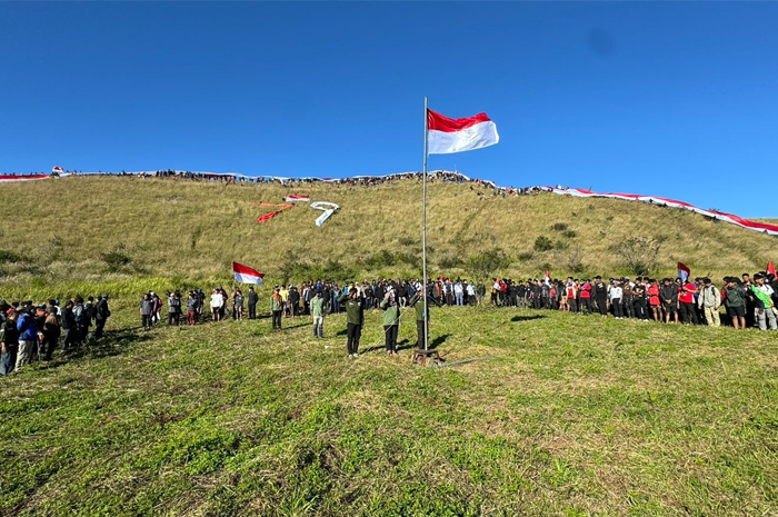 NASIONALISME: Para pendaki menggelar upacara HUT Ke-79 Kemerdekaan RI dengan mengibarkan bendera merah putih sepanjang 1.000 meter di puncak Gunung Penanggungan, Sabtu (17/8).