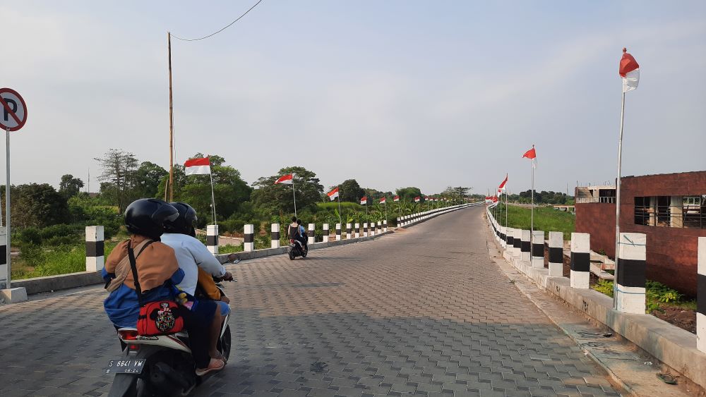 DISEMPURNAKAN: Pengendara melintas di Jalan Ir Soekarno, Kecamatan Prajurit Kulon, Kota Mojokerto. Pemkot bakal memasang puluhan PJU di jalan menuju wisata TBM itu