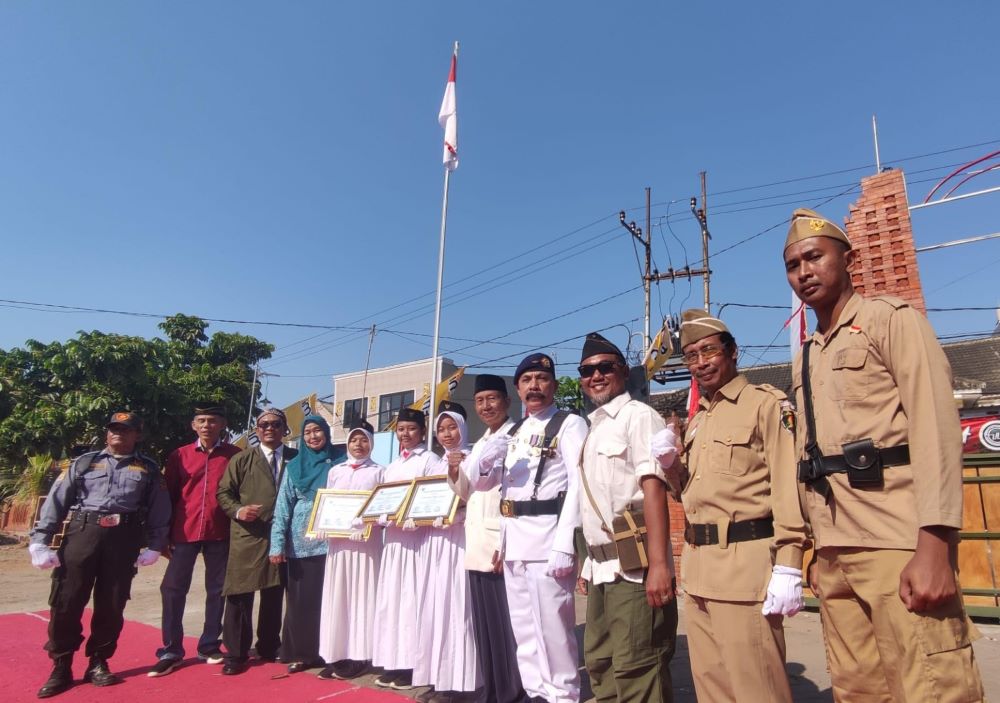 BUSANA DAERAH: Warga RW II Pertim Kelurahan Wates, Kecamatan Magersari, Kota Mojokerto saat upacara peringatan kemerdekaan, Sabtu (17/8/2024).