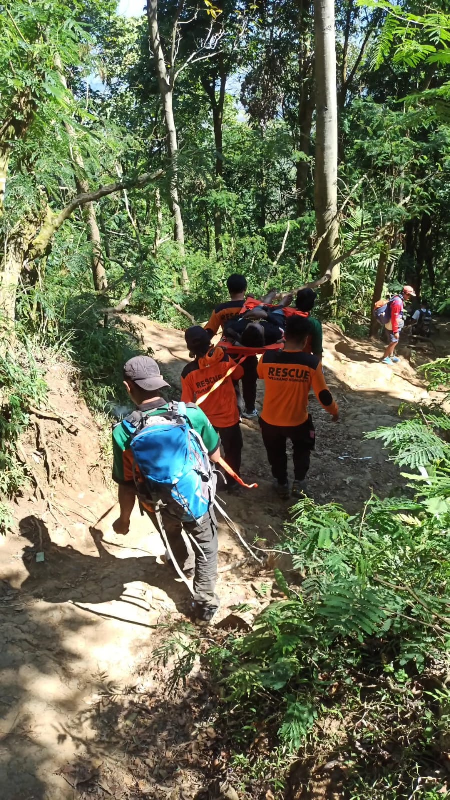 DITANDU: Tim SAR Gunung Penanggungan membawa turun pendaki yang mengalami kendala kesehatan dan cedera, Sabtu (17/8).