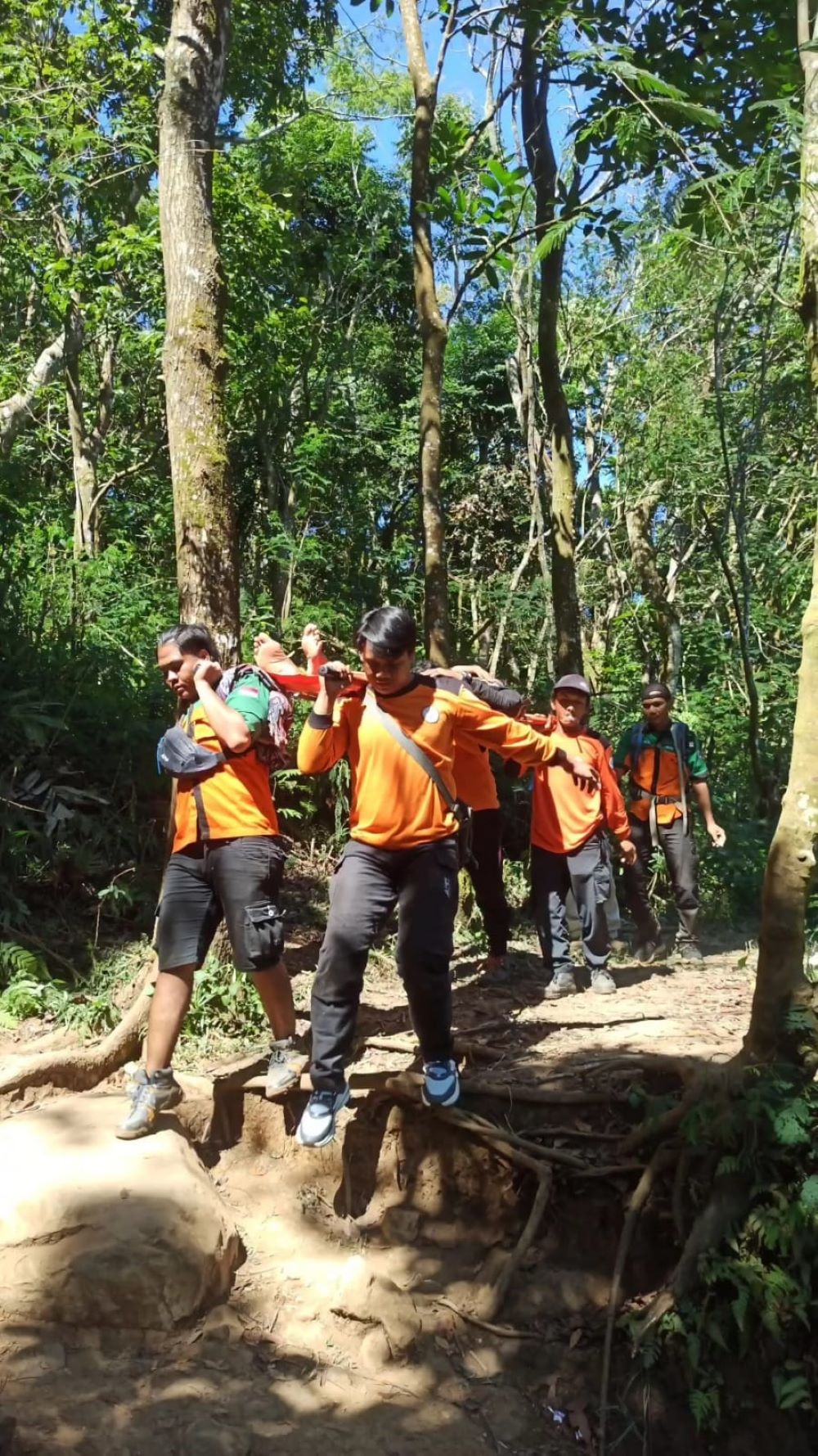 DITANDU: Tim SAR Gunung Penanggungan, Kecamatan Trawas mengevakuasi pendaki yang mengalami kendala kesehatan dan cedera pada Sabtu (17/8) lalu.