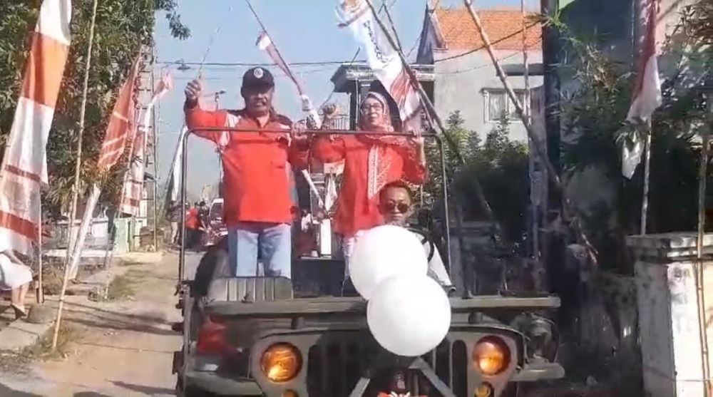 PAWAI: Kepala Desa Balongmasin Heri Bambang Suyanto mengikuti kegiatan karnawal dengan tema Kemerdekaan RI, di Dusun Balongmasin, Minggu (18/8).