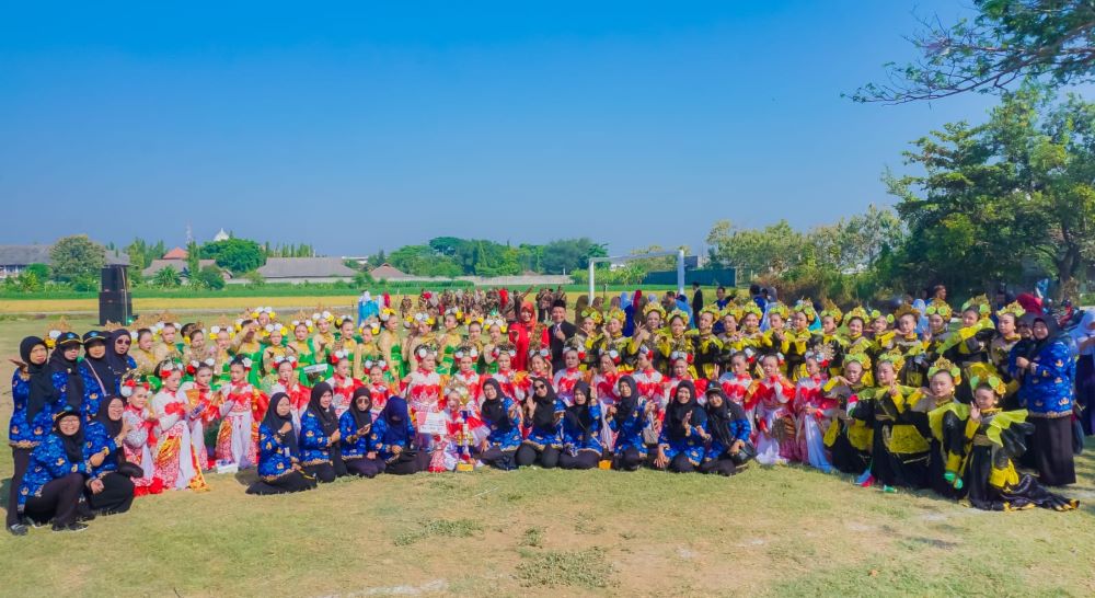MEMUKAU: Grup tari kolosal SMPN 1 Mojoanyar berhasil meraih juara pertama dalam lomba karnaval memeringati HUT Ke-79 Kemerdekaan RI.