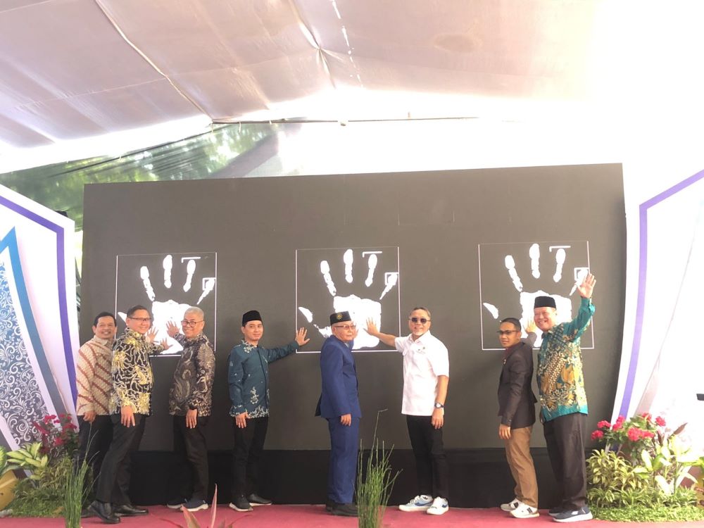 LAUNCHING: Mendag Zulkifli Hasan bersama tamu undangan resmi membuka job fair SMK Mutia Ngoro, kemarin (20/8).