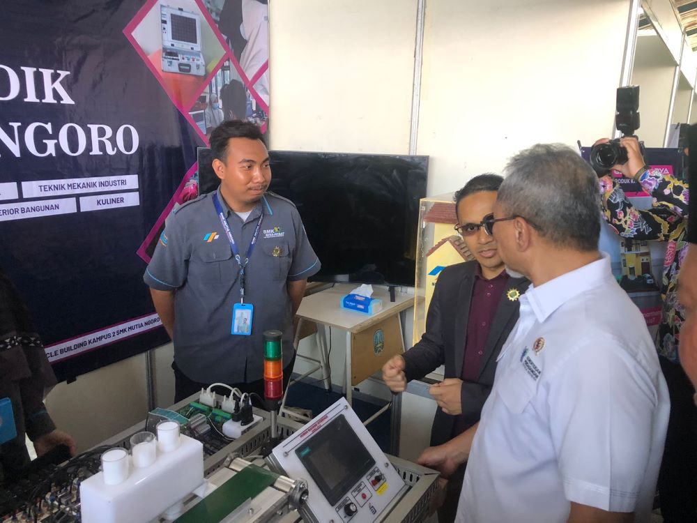 BANGGA: Mendag Zulkifli Hasan didampingi Kepala SMK Mutia Ngoro Ednan Rudianto meninjau stan pameran karya inovatif dan kreatif siswa.