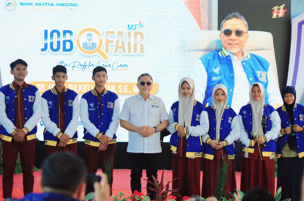 LINK AND MATCH: Siswa SMK Mutia mendapat hadiah dari Mendag Zulkifli Hasan setelah berhasil menjawab kuis.