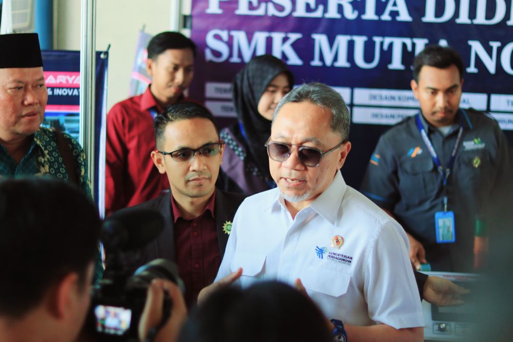 JAWAB KEBUTUHAN: Mendag Zulkifli Hasan dan Kepala SMK Mutia Ngoro Ednan Rudianto memberikan keterangan kepada awak media usai meninjau pelaksanaan job fair.