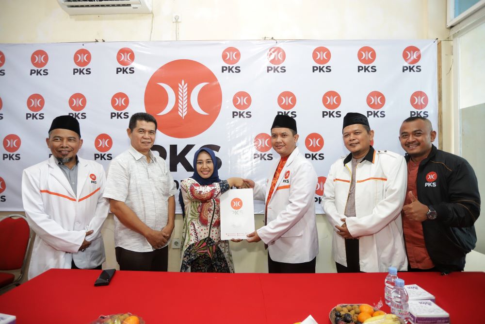 MENDAFTAR: Ika Puspitasari bersama Ketua DPD PKS Kota Mojokerto Budiarto saat mendaftar sebagai bacawali pada Pilkada 2024, Mei silam