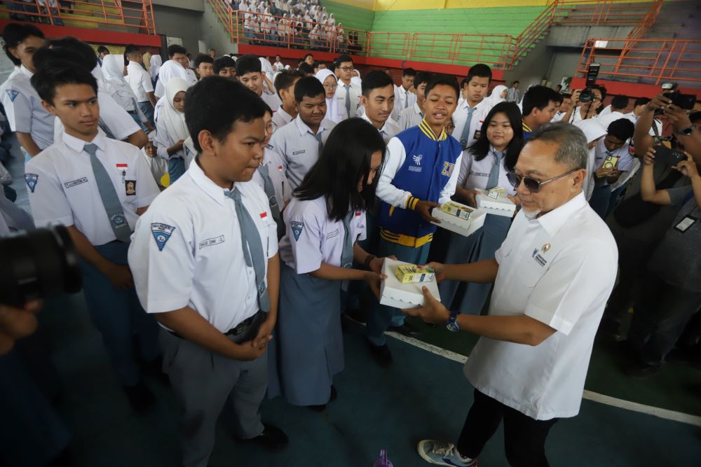SAPA PESERTA DIDIK: Menteri Perdagangan Zulkifli Hasan berkunjung ke SMAN 1 Puri guna menyosialisasikan program makan siang gratis sekaligus mengajak siswa mencintai produk dalam negeri, Selasa (20/8)