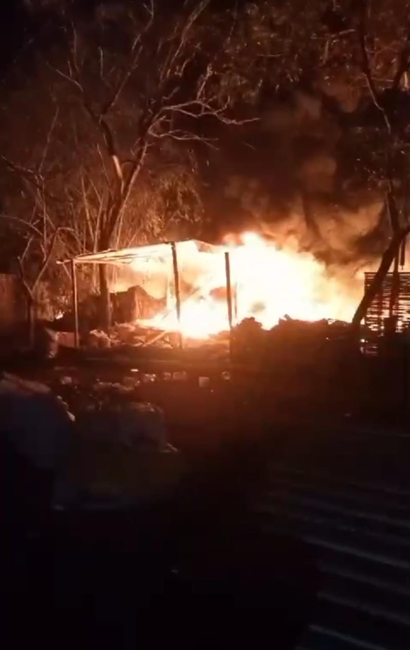 MEMBARA: Kobaran api melalap gudang rongsokan di Dusun Pandansili, Desa Wonorejo, Kecamatan Trowulan, Selasa (20/8) dini hari.
