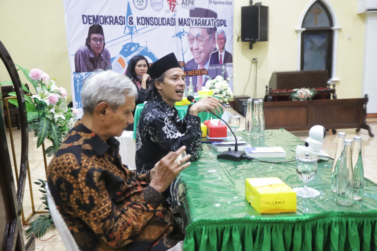 Savic Ali (kiri) dan Pendeta Em.Prof.John Titaley saat berdiskusi dalam harlah Gus Dur di GPIB Mojokerto, Senin (19/8).