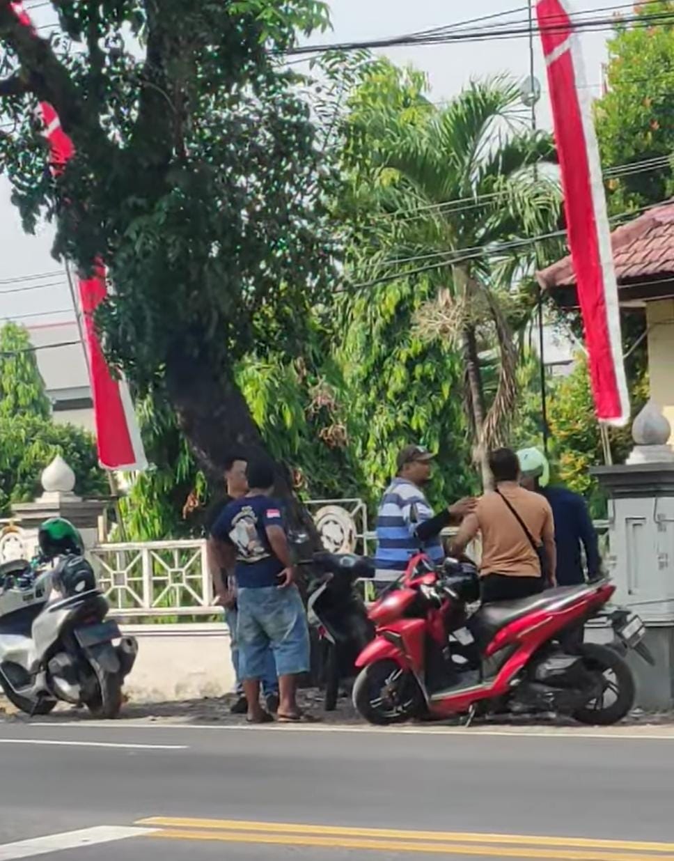 DICEGAT: Korban yang dihadang tiga pria mengaku debt collector sempat berdebat di pinggir Jalan Raya Desa Jabon, Mojokerto