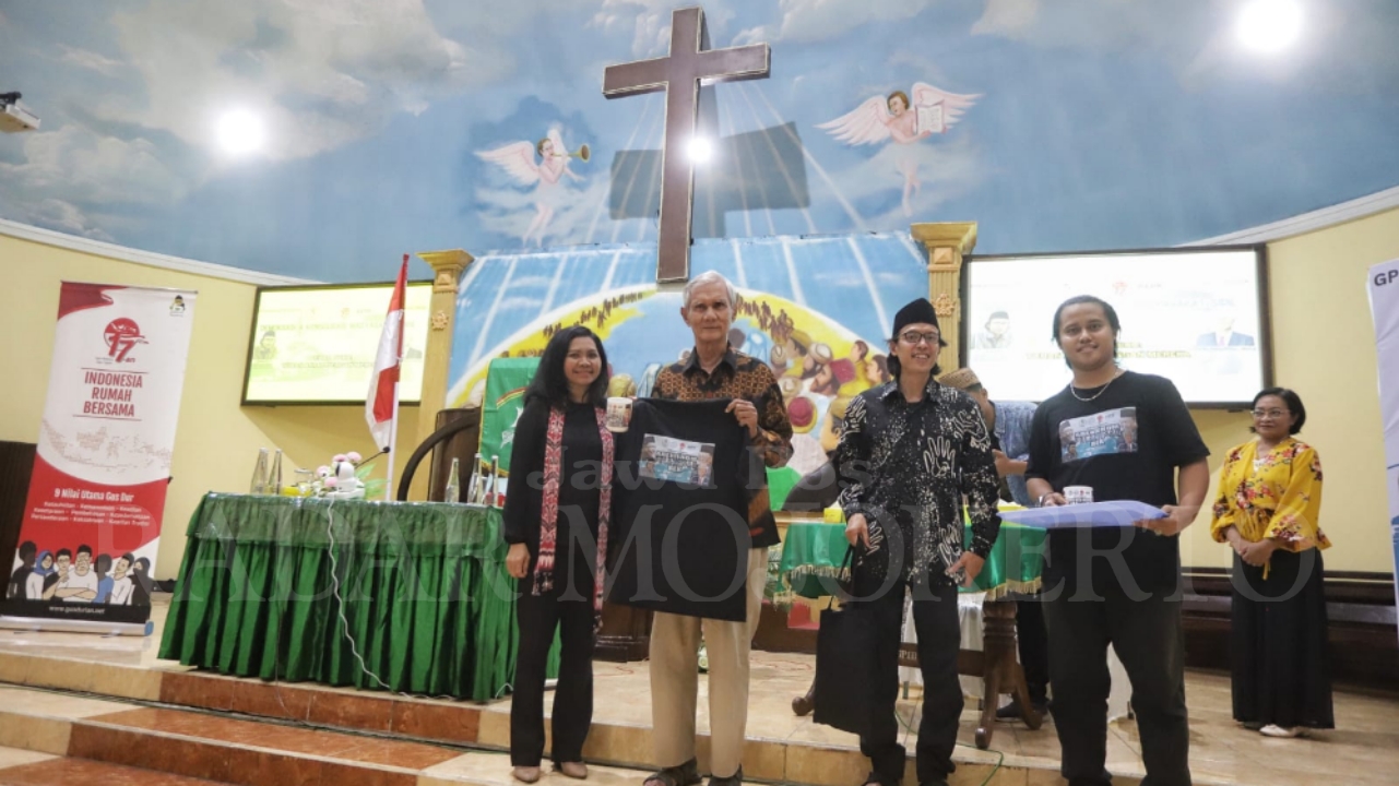 Dari kiri Pendeta Erika Tataung, Pendeta Prof John Titaley, Savic Ali, Yeremia Abimanyu seusai acara diskusi di GPIB Kota Mojokerto, Senin (19/8) malam.