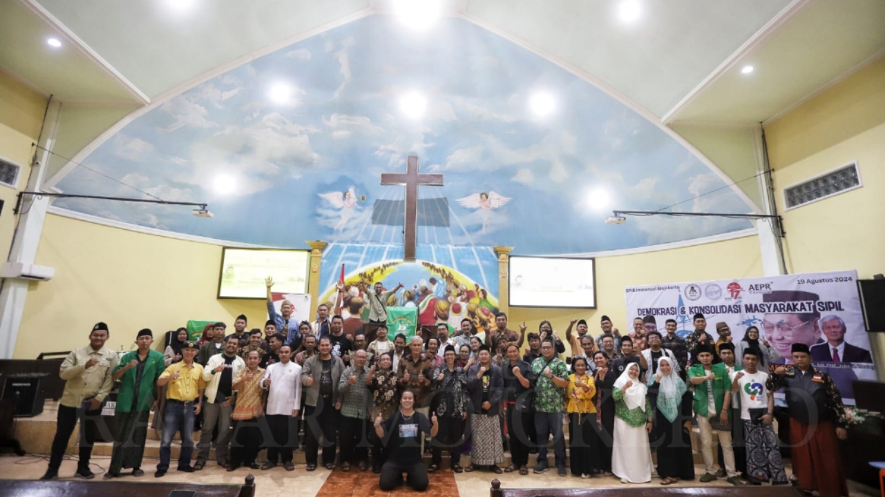 Panitia dan Jaringan GUSDURian Mojokerto foto bersama usai acara diskusi di Harlah Gus Dur di GPIB Mojokerto, Senin (19/8).