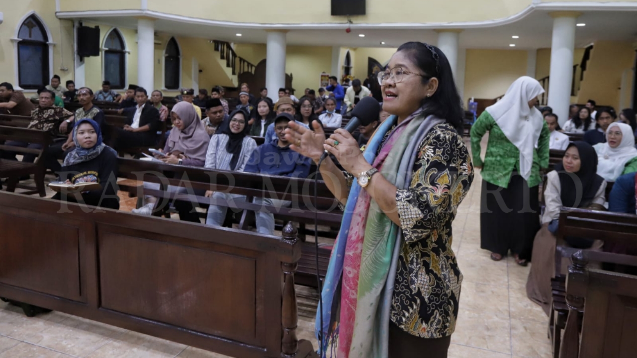 Sesi tanya jawab dalam diskusi di harlah Gus Dur di GPIB Emanuel Mojokerto, Senin (19/8) malam.