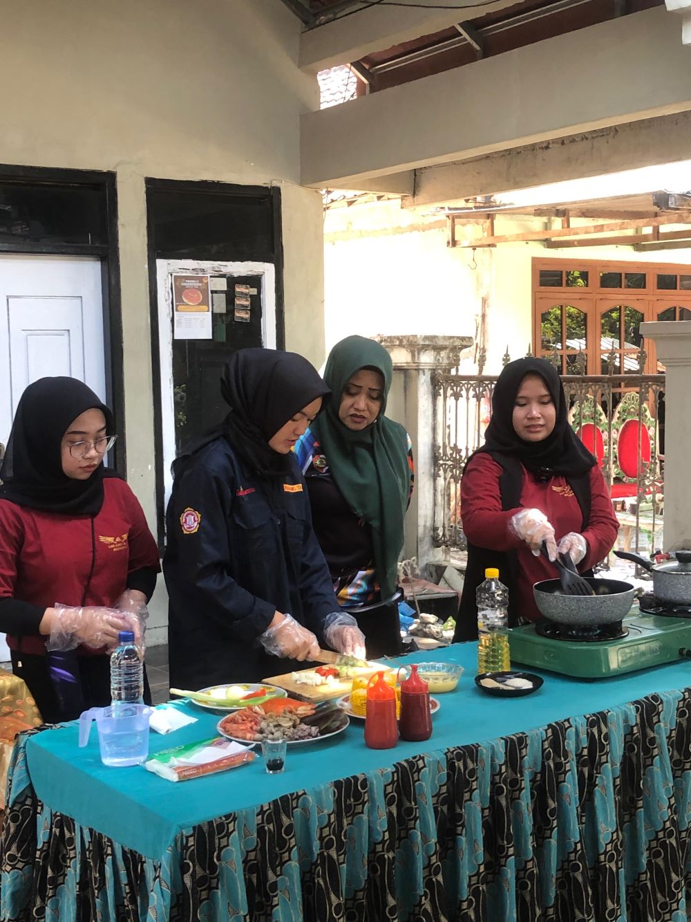 INOVATIF: Bupati Mojokerto Ikfina Fahmawati mengunjungi kolam lobster yang dibudidayakan Karang Taruna Desa Mojosarirejo, Kecamatan Kemlagi, Juni lalu.