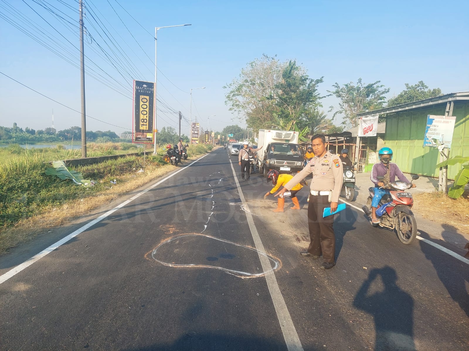 OLAH TKP: Petugas Unitlaka Satlantas Polres Mojokerto melakukan penanganan kecelakaan di Jalan Raya Desa Mlirip, Kecamatan Jetis, Rabu 21/8).
