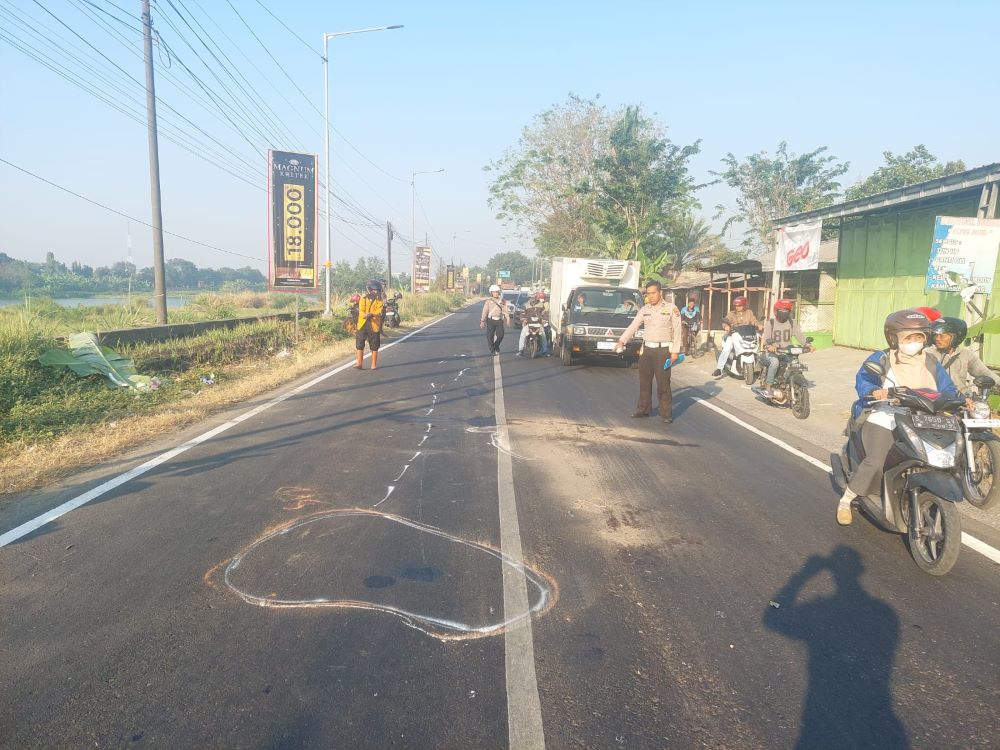 OLAH TKP: Petugas Unitlaka Satlantas Polres Mojokerto melakukan penanganan kecelakaan di Jalan Raya Desa Mlirip, Kecamatan Jetis, kemarin.