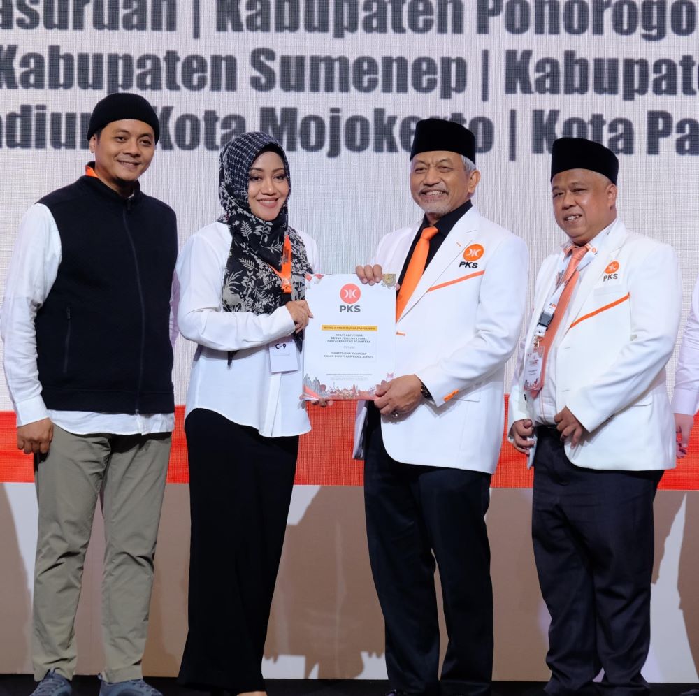 FINAL: Presiden PKS, Achmat Syaikhu serahan dokumen model B persetujuan parpol KWK sebagai modal daftar ke KPU untuk bakal calon bupati dan wakil bupati Ikfina Fahmawati dan Sa&rsquo;dulloh Syarofi .
