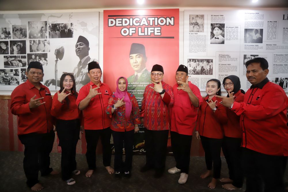 RAIH TIKET: Bapaslon Wali Kota-Wakil Wali Kota Mojokerto Ning Ita-Sandi menerima rekomendasi dari DPP PDIP di Kantor DPD PDIP Jatim, Kamis (22/8).