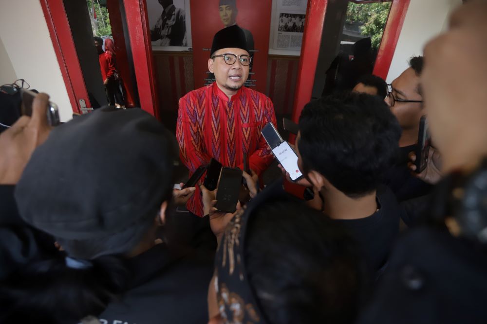 TAMPIL KE PUBLIK: Bacawawali Rachman Sidharta Arisandi menyampaikan keterangan pers seusai mendampingi Ning Ita saat berkunjung ke kantor DPC PDIP Kota Mojokerto, kemarin.