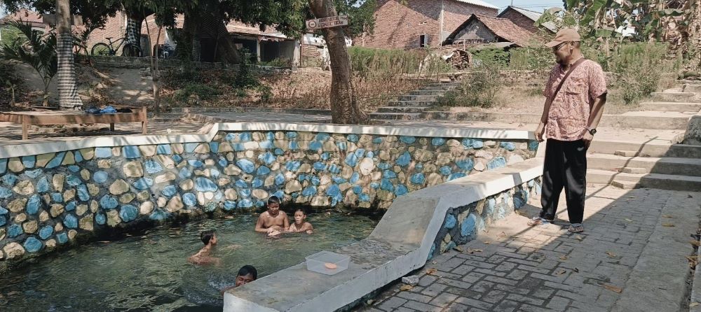 ASRI: Kepala Desa Jotangan M Irfak menunjukkan lokasi Sumber Kemloko yang akan dikembangkan menjadi wisata air, kemarin.
