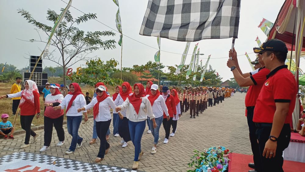 SEHAT: Ketua PKK Kecamatan Pungging dr Nurcahyati Akbar Kusuma Wardani, bersama istri Kapolsek Pungging, istri Danramil Pungging, dan istri kepala desa se-Kecamatan Pungging mengikuti gerak jalan.