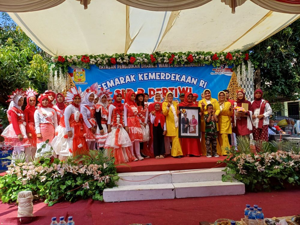 SEMANGAT KEMERDEKAAN: Pelaksanaan karnaval SLB B Pertiwi Mojokerto dalam rangka merayakan HUT Ke-79 Kemerdekaan RI, Rabu (21/8).