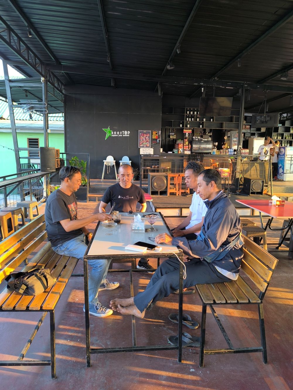 MATANGKAN KONSEP: Panitia dari JPRM dan perwakilan komunitas minitrek diskusi persiapan event Gowes Merdeka di Rooftop Cafe Pacet yang akan dijadikan titik finis.