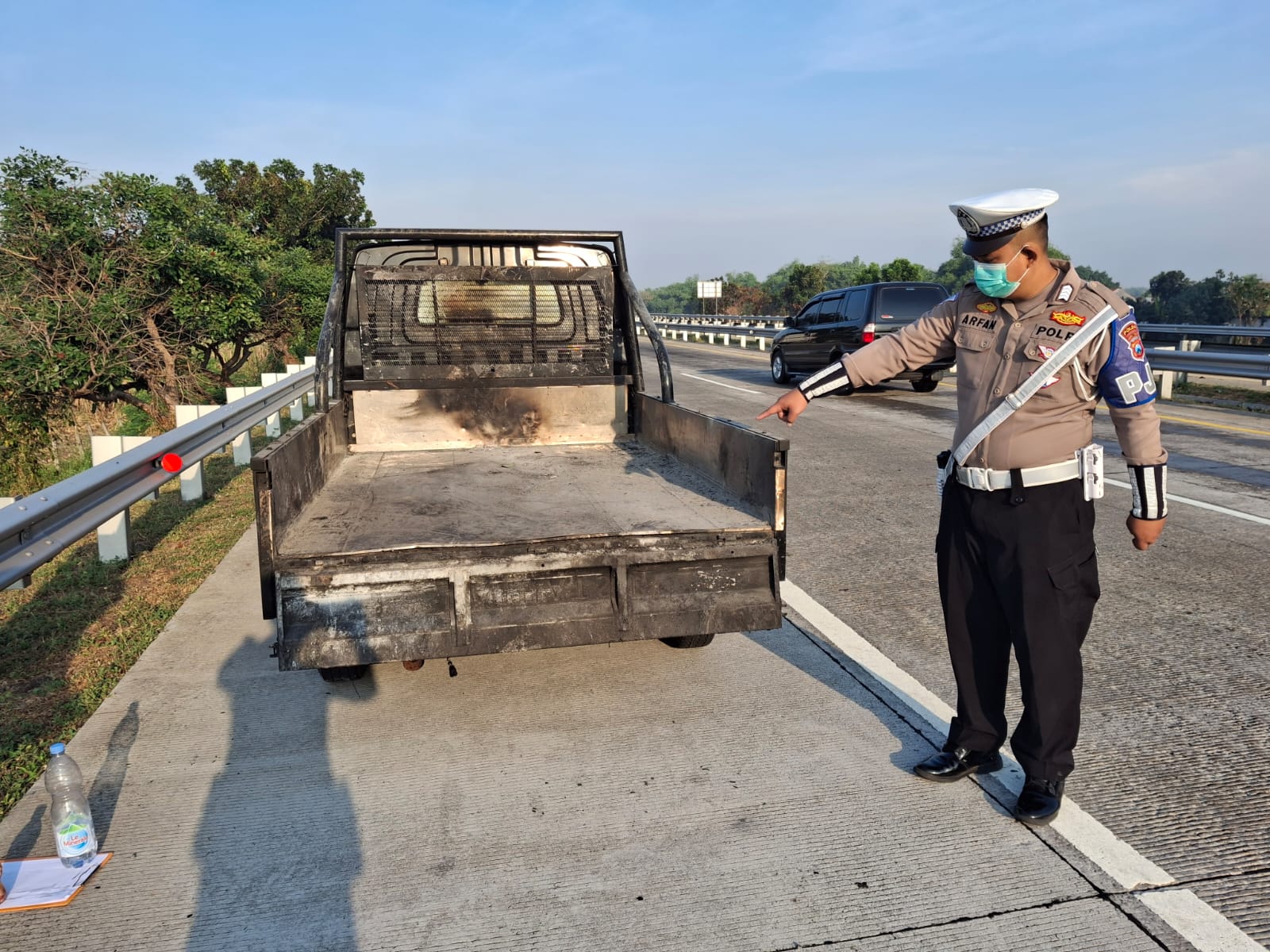 MEMBARA: Petugas menangani kebakaran muatan pikap di Tol Jomo di Kecamatan Gedeg, Kabupaten Mojokerto, Jumat (23/8) pagi.