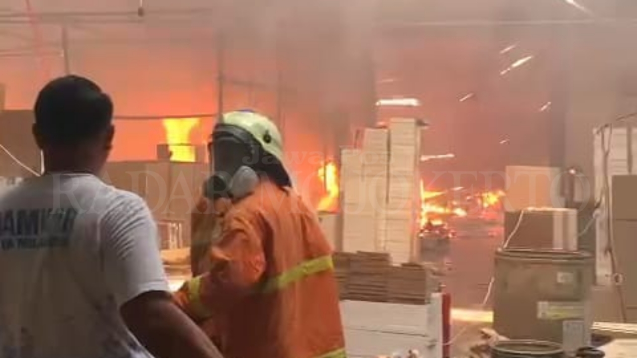 BERKOBAR: Petugas pemadam menangani kebakaran di PT. Wangsa Adi Guna di Jalan Jayanegara, Desa Banjaragung, Kecamatan Puri, terbakar hebat, Jumat (23/8) siang.