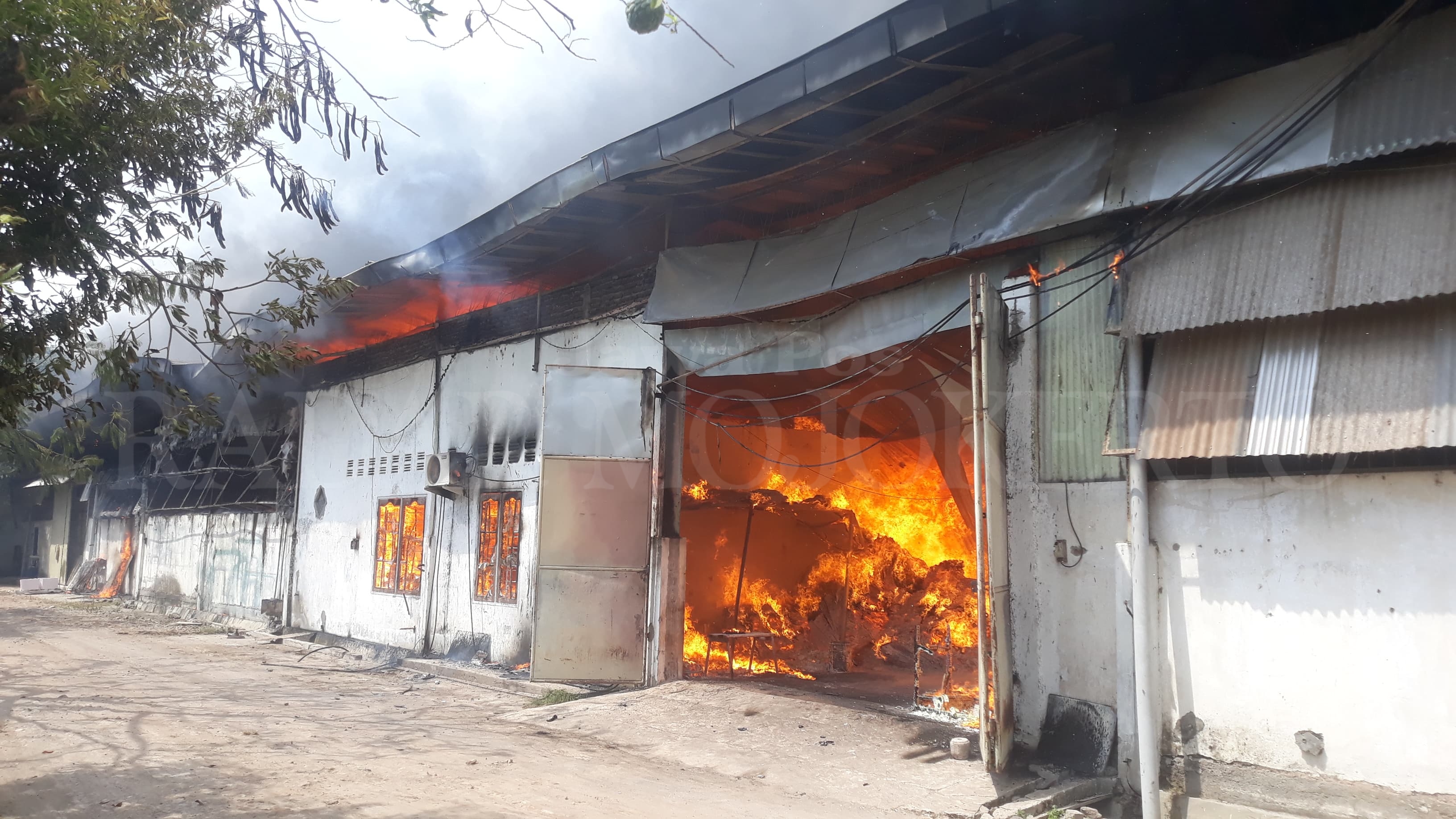 KEBAKARAN PABRIK: kebakaran di PT. Wangsa Adi Guna di Jalan Jayanegara, Desa Banjaragung, Kecamatan Puri, terbakar hebat, Jumat (23/8) siang.