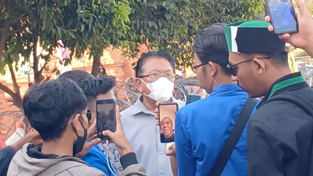SEDANG DI LUAR KOTA: Ketua DPRD Kota Mojokerto Sunarto memberi pernyataan kepada mahasiswa melalui panggilan video, kemarin.