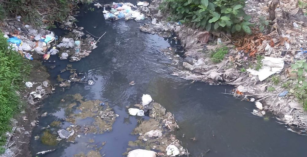 MENGGANGGU: Aliran sungai di sepanjang Desa Jerukseger, Kecamatan Gedeg hingga Desa Banjarsari, Kecamatan Jetis berwarna hitam pekat. Warga menduga sungai tercemar dari limbah pembuangan PT Enero.