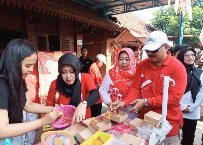 POTENSIAL: Kades Jatipasar Mulyadi bersama Bupati Ikfina Fahmawati mencicipi kuliner dari salah satu stan UMKM saat peresmian CFD di Desa Jatipasar.